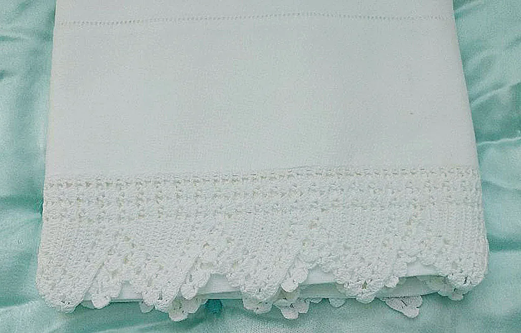 *BEAUTIFUL VINTAGE HEIRLOOM CROCHETED BY HAND LACE SCALLOPED TRIANGLES PILLOW CASE - 1 INDIVIDUAL PILLOW CASE