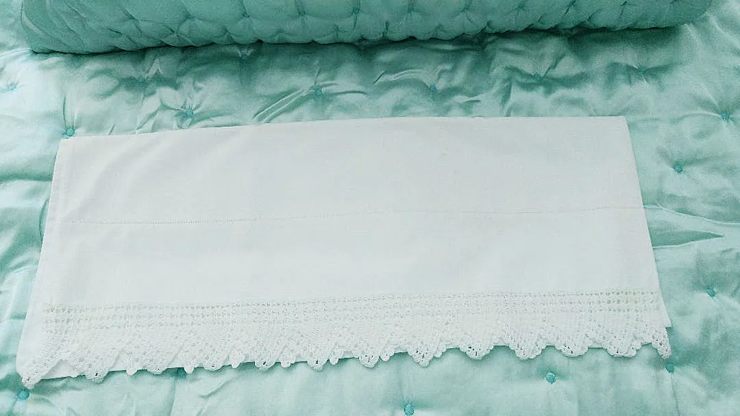 *BEAUTIFUL VINTAGE HEIRLOOM CROCHETED BY HAND LACE SCALLOPED TRIANGLES PILLOW CASE - 1 INDIVIDUAL PILLOW CASE