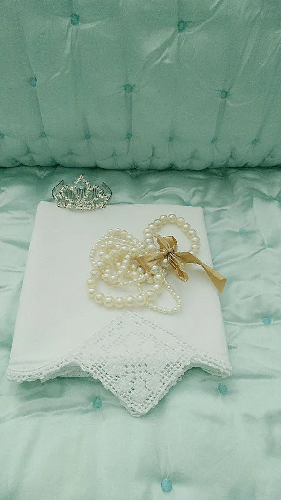 *EXQUISITE VINTAGE HEIRLOOM CROCHETED BY HAND LACE SCALLOPED DIAMONDS PILLOW CASE - 1 INDIVIDUAL PILLOW CASE