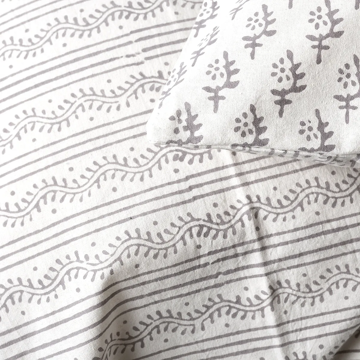 Tilonia® Queen Duvet Set - Centipede Stripe & Sprig in Grey